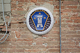 Toscana - stemma dei Torrigiani su una casa rurale a Vico d'Elsa