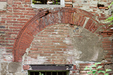 Backsteintorbogen eines verlassenen Bauernhauses bei San Miniato - Toskana