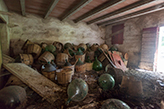 verlassenes Bauernhaus Toskana, Weinballons - damigiane