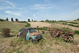 Toskana - Landschaft bei altem Landgut, Fiat 500 zwischen Landmaschinen