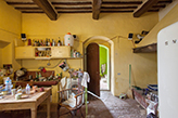 Landhaus Toskana Italien, Bauernhaus - Küche mit Holzbalkendecke bei Vico d'Elsa
