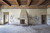 Villa Castellonchio - Toskana, Landgut bei San Miniato, Saal mit KaminHolzbalkendecke und Malerei