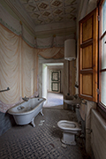 Badezimmer in der Villa mit Wandmalerei
