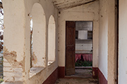 Landgut Le Colombaie Toskana, Bauernhaus mit dreibogiger Treppenloggia für Ausblick über die toskanische Landschaft und Zugang zur Küche