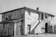 casa rurale con forno e scala esterna in Toscana, La Nunziata 1973