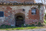 Landgut Il Poggiale Toskana, altes Bauernhaus, Westseite  mit Zugang zum Weinkeller, Detail