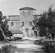 Landgut Vallaia Toskana 1973, Blick auf das Bauernhaus mit Taubenturm