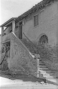 scala esterna di una casa rurale in Toscana 1973, foto Salvagnini