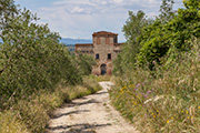 Landgut Vallaia - Toskana: Blick auf das Bauernhaus mit Taubenturm im Frühjahr 2014 