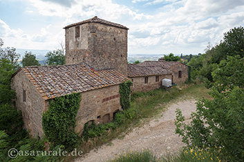 alter Wohnturm mit später zugefügten Anbauten im Chianti