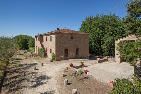 vecchia casa contadina con colombaia e scala esterna - Toscana 