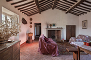altes Bauernhaus  Varatrogoli in Maremma  Toskana kaufen, Wohnzimmer mit Kamin
